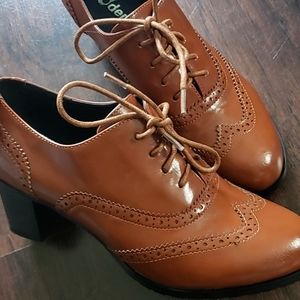 Women's Oxford Lace-Up Pumps